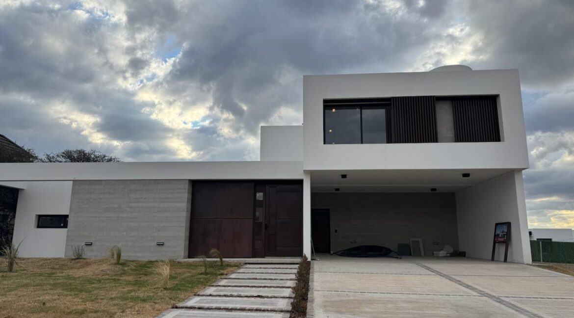 WhatsApp Image 2025-10-14 at 17.57.07 (1)