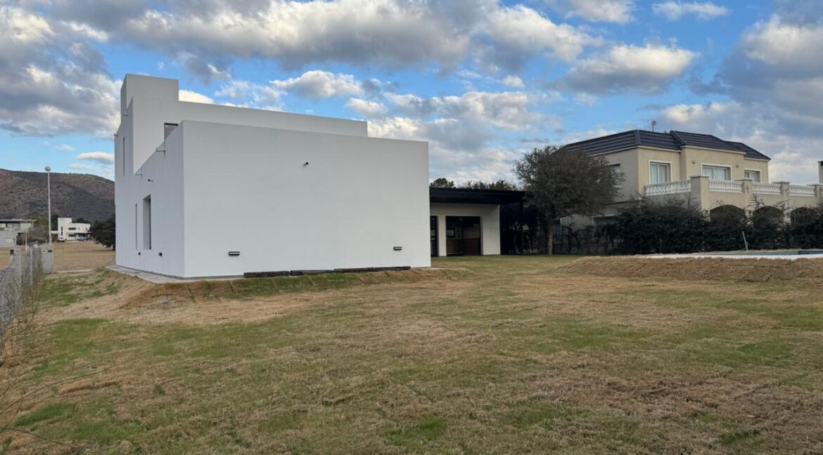 WhatsApp Image 2025-10-14 at 17.57.11 (1)