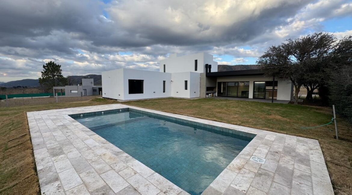 WhatsApp Image 2025-10-14 at 17.57.16