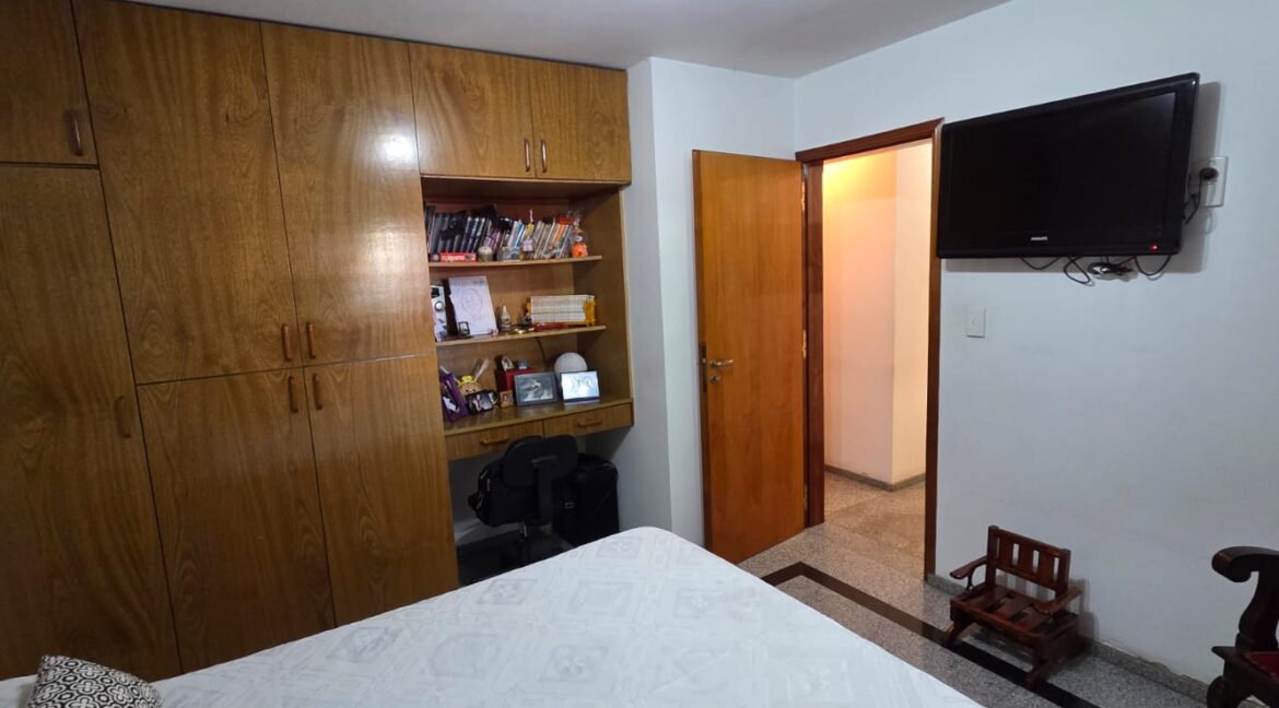 b2cb3ade-4803-440c-9561-35873bde9067